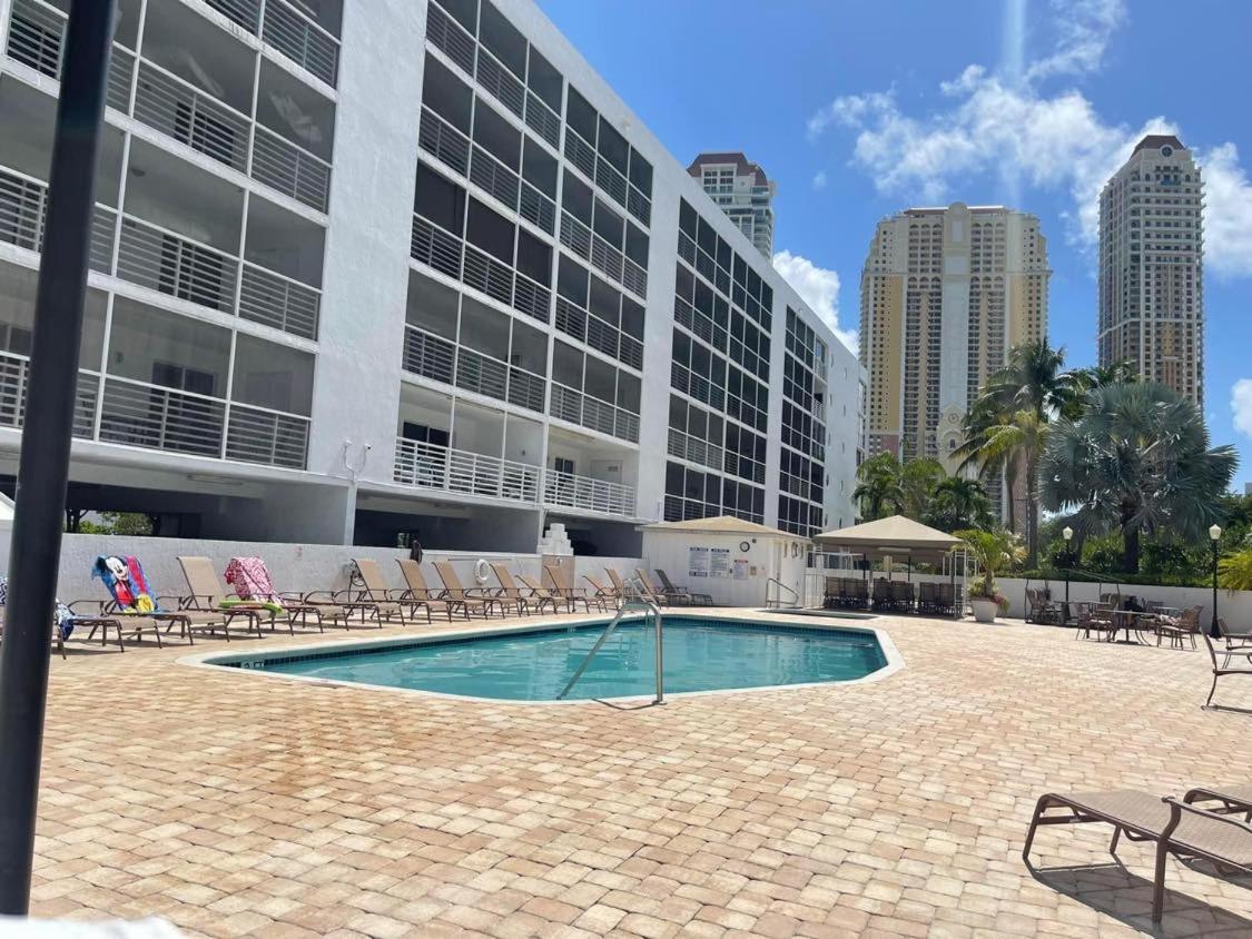 Le Frontenac Villa Sunny Isles Beach Exteriör bild